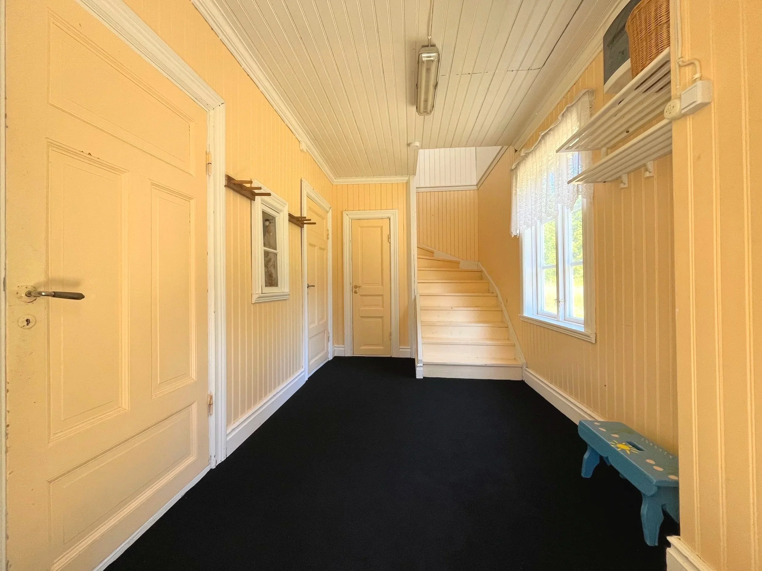 Rymlig hall på nedervåningen i huset på Ulvön i Höga Kusten. 
