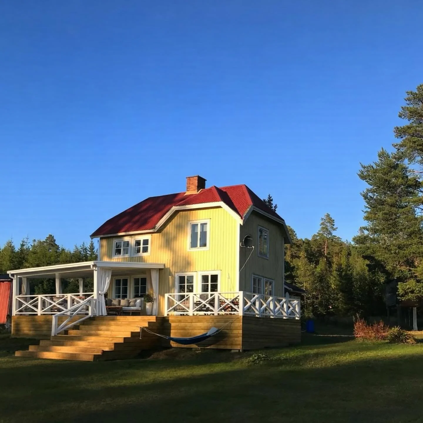 This is our place on Ulv&ouml;n.
A house by the sea, made for slow days, open windows and simple living.

Maybe it can be yours for a while.

📩 DM us for availability

#ulvon #ulv&ouml;n #highcoast #swedenstay #naturegetaway