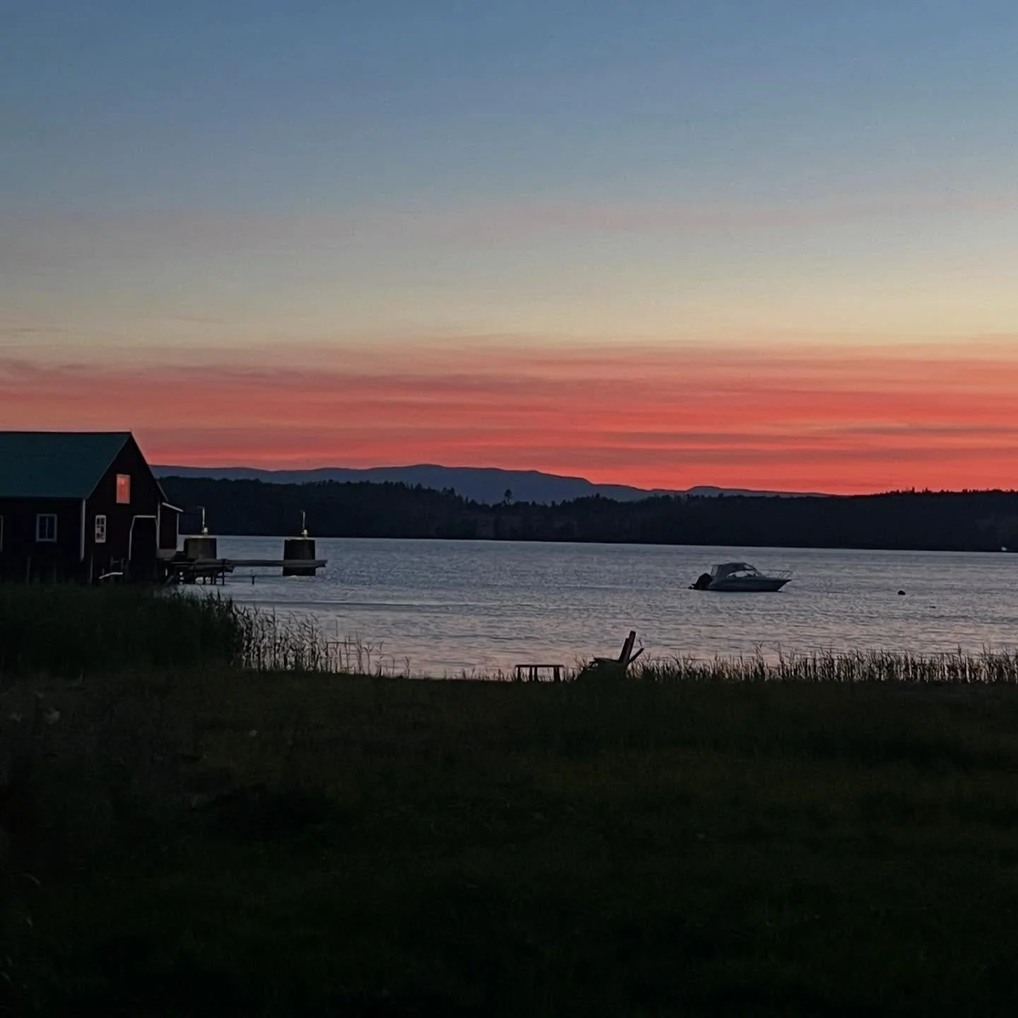 Evenings on Ulv&ouml;n are soft.

The light stays a little longer.
Conversations slow down.
The sea goes quiet.

No plans.
Nowhere to be.
Just the day fading out.

#ulvon #ulv&ouml;n #highcoast #swedenstay #naturegetaway