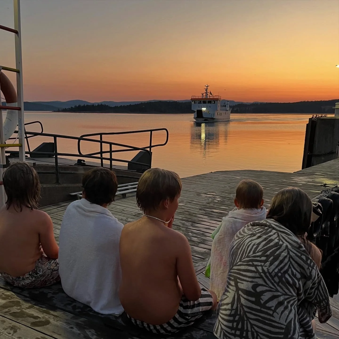 👨&zwj;👩&zwj;👧&zwj;👦 A peaceful place for families.

🌿 Safe surroundings, small paths to explore, and nature just outside the door.
🏖 Shallow swimming spots, rocks to climb, and long days outdoors.

Evenings are slow. Board games, tired legs, an