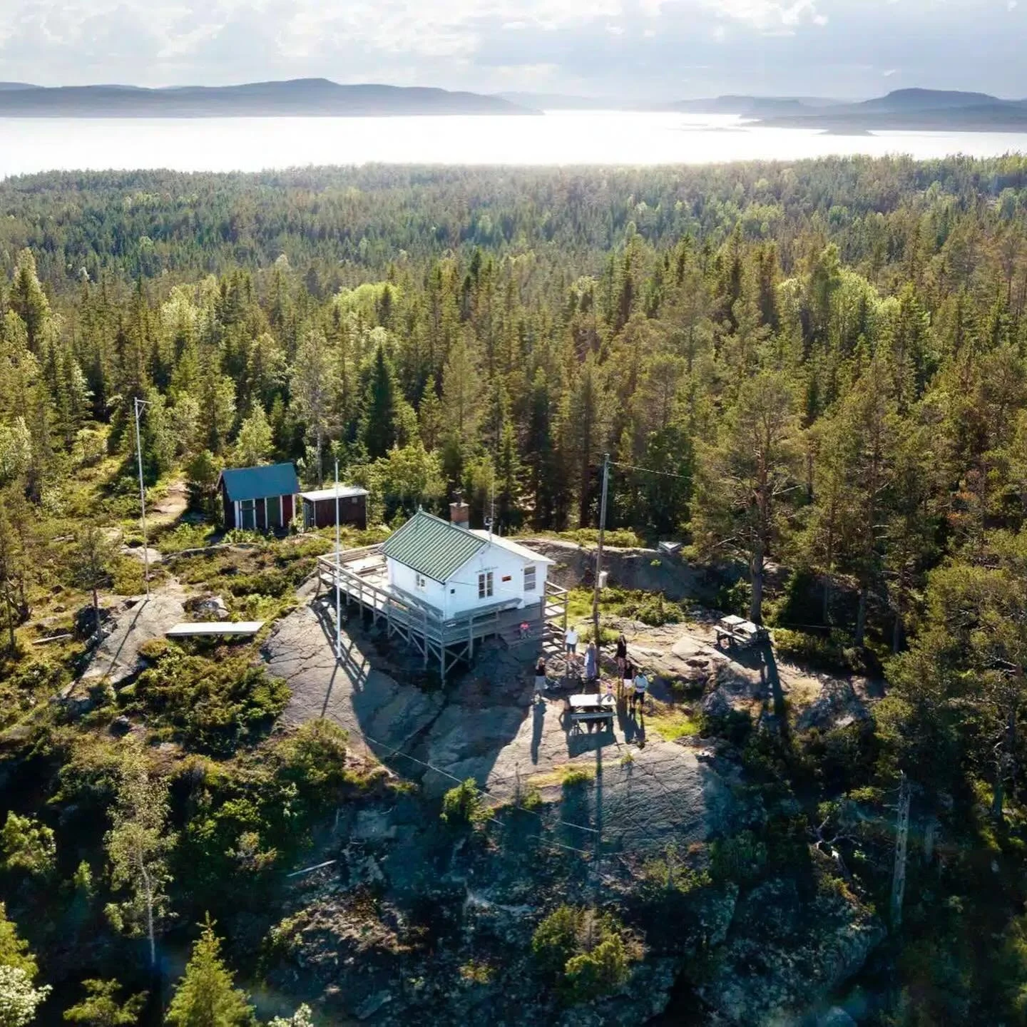 Life on Ulv&ouml;n 🌿
Start with a classic Swedish fika at Ulv&ouml; Caf&eacute;, enjoy a meal at Ruben Bistro or one of the island&rsquo;s many restaurants, and explore the Museum, Chapel, and Lotstugan. You can also hike around the entire island.

