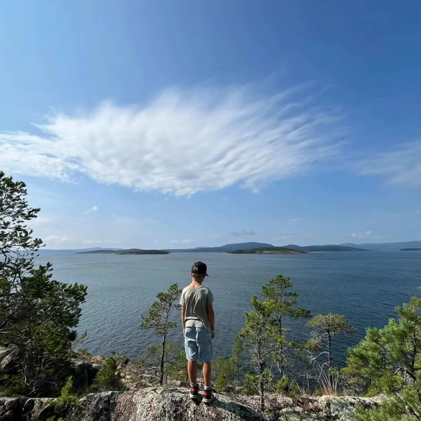 🌿 Ulv&ouml;n is small, walkable, and full of nature.
🚶&zwj;♀️ Everything you need is nearby, nothing is rushed.

🚲 For those who prefer not to walk, bikes are available to rent.
🚗 It&rsquo;s also possible to bring your car on the ferry.

✉️ DM us