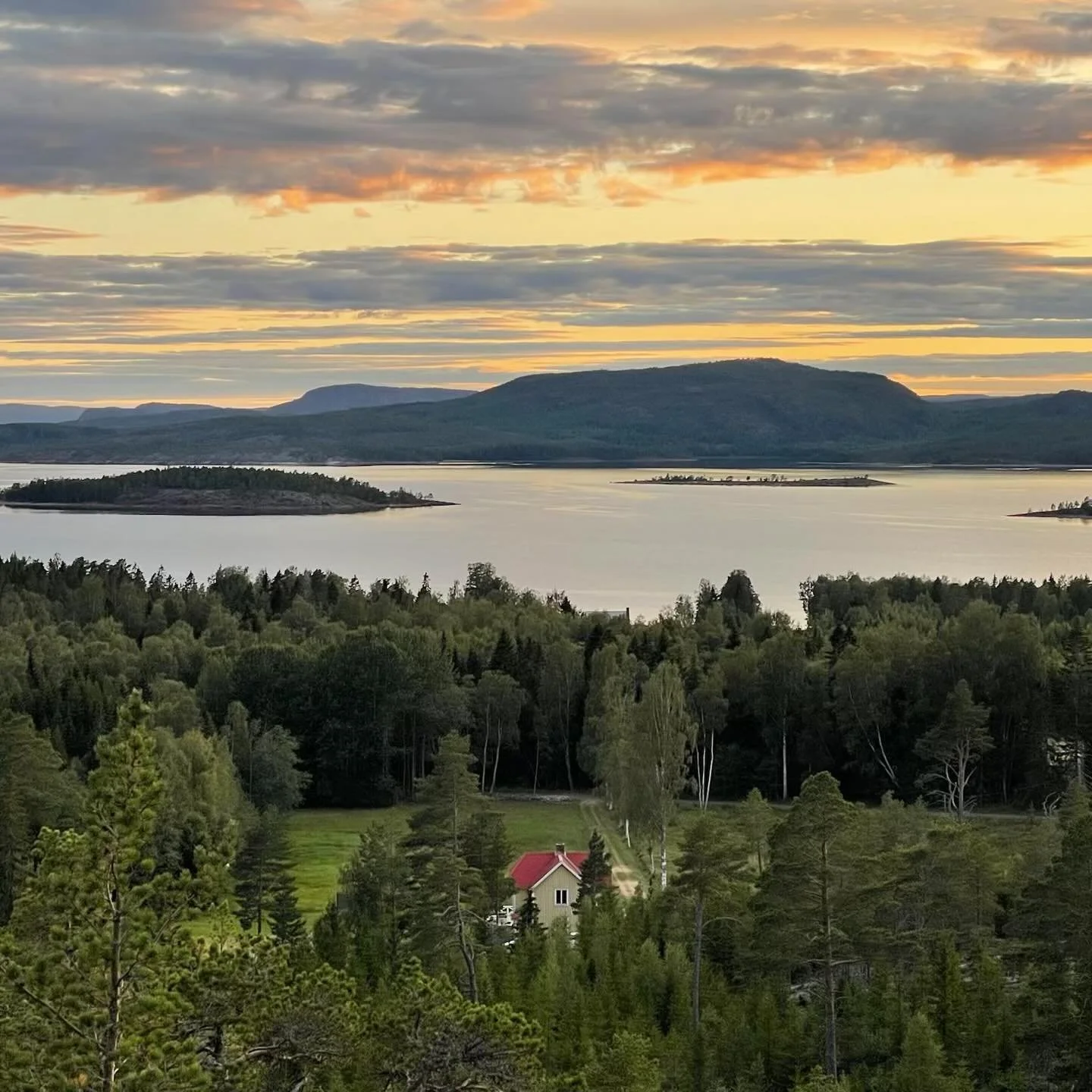 🌊 Welcome to Ulv&ouml;n, High Coast, Sweden.
Escape to a calm seaside island in the Baltic Sea.
Our cozy house is made for slowing down and enjoying the view.

🏖 Swim in the sea, explore beautiful hiking trails, enjoy cozy restaurants, and soak in 