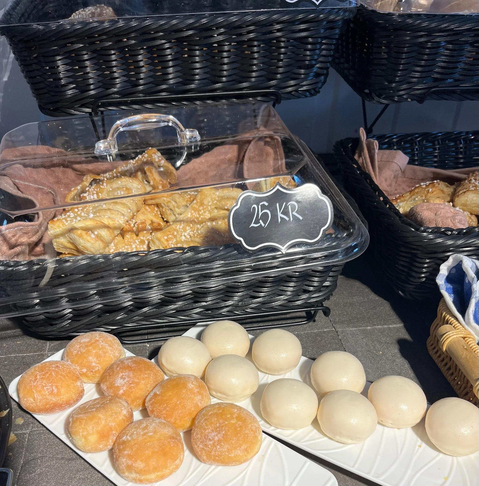 Nybakade kakor och fika på Ulvö konditori i Ulvöhamn