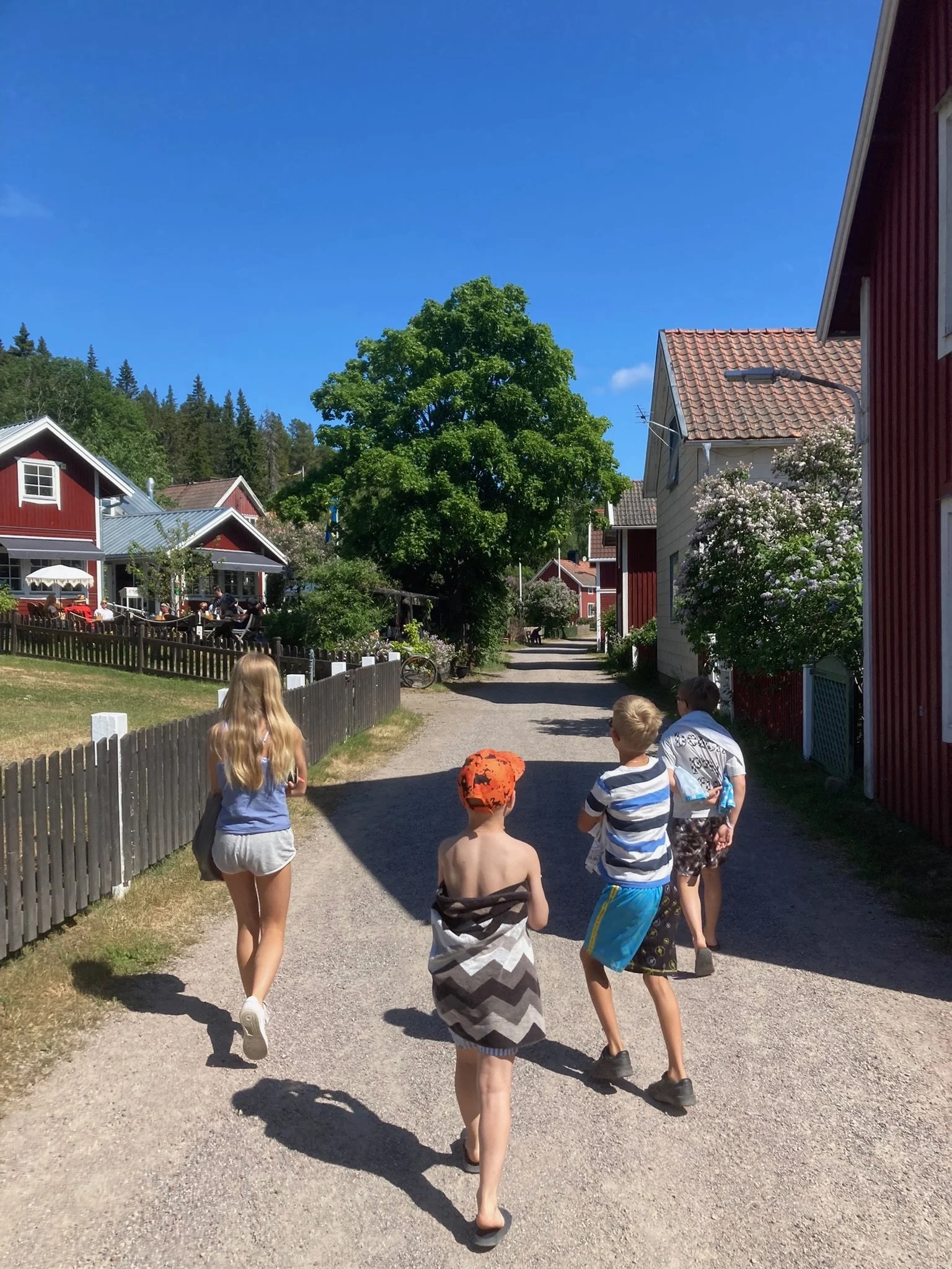 Barn promenerar längs hamngatan i Ulvöhamn på Ulvön