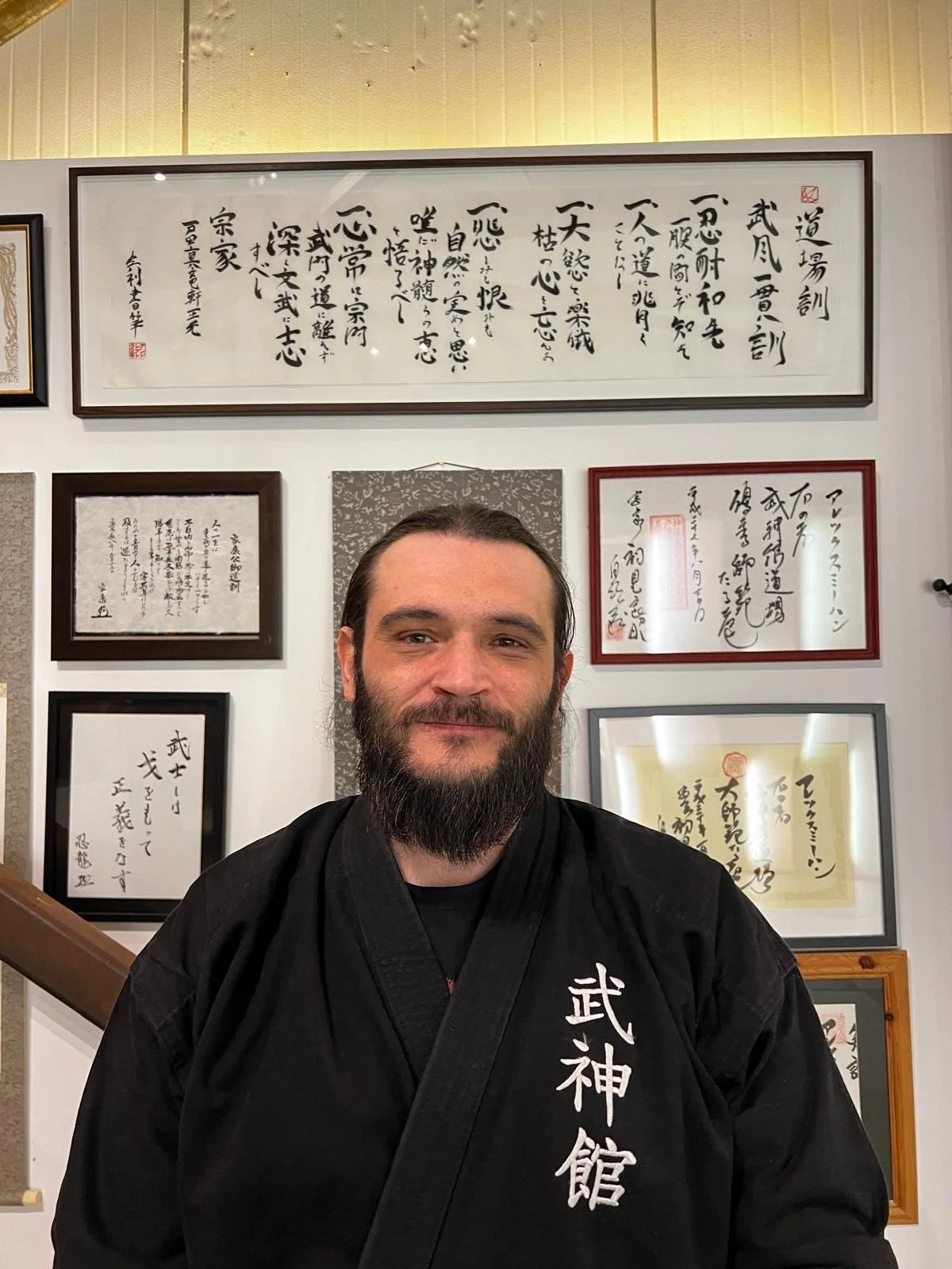 Andrea Traversa in keikogi bujinkan posa davanti al dojo kun