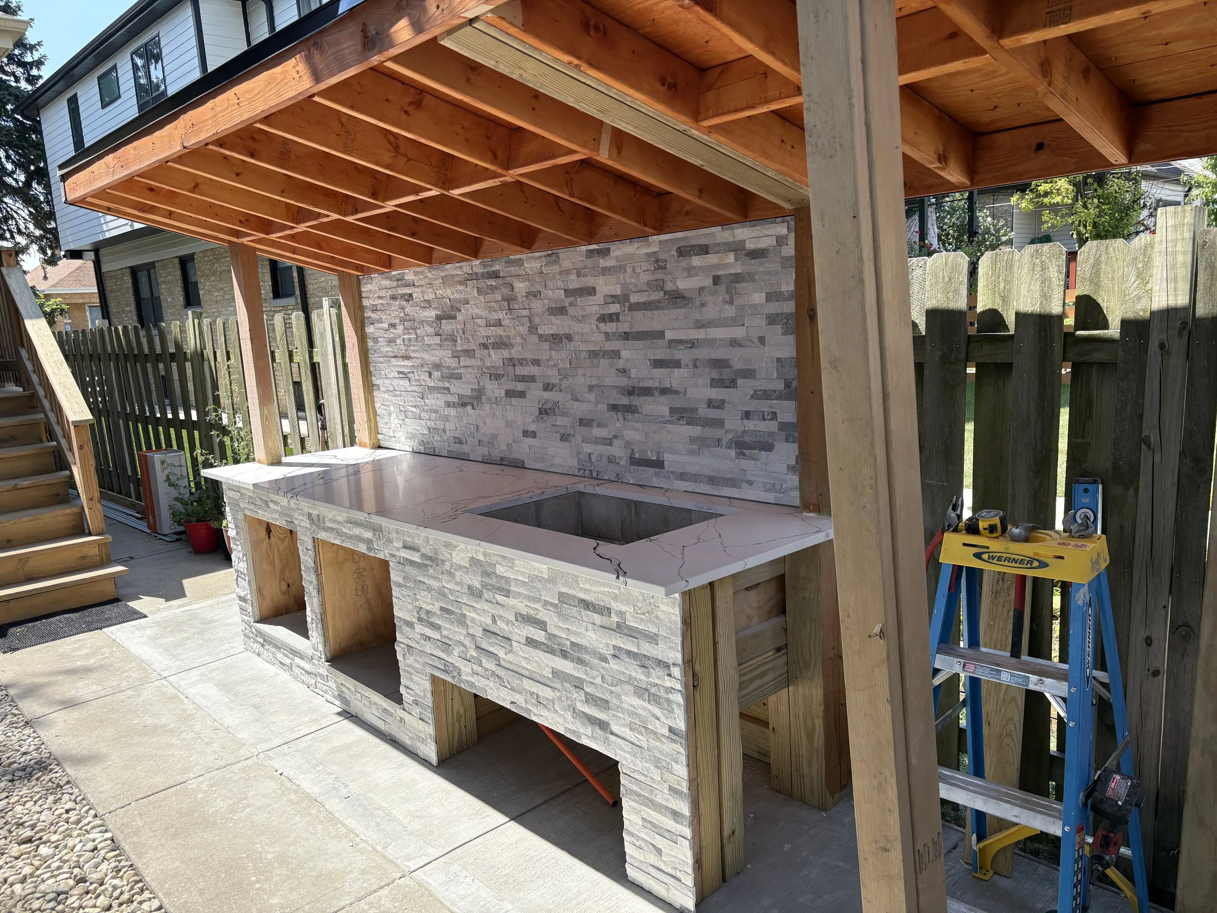 Oranssi carpenter using bench saw