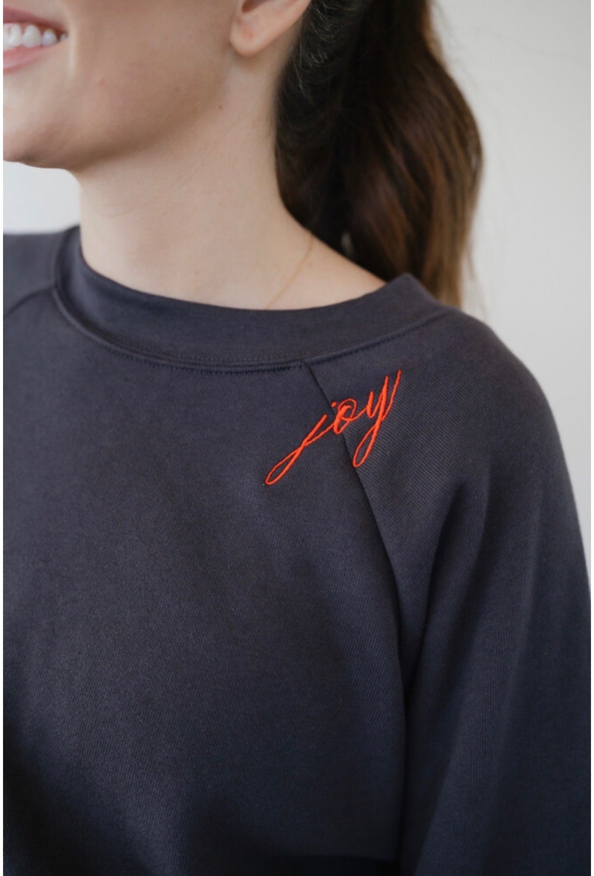 EMBROIDERED STUDIO JOY CREW