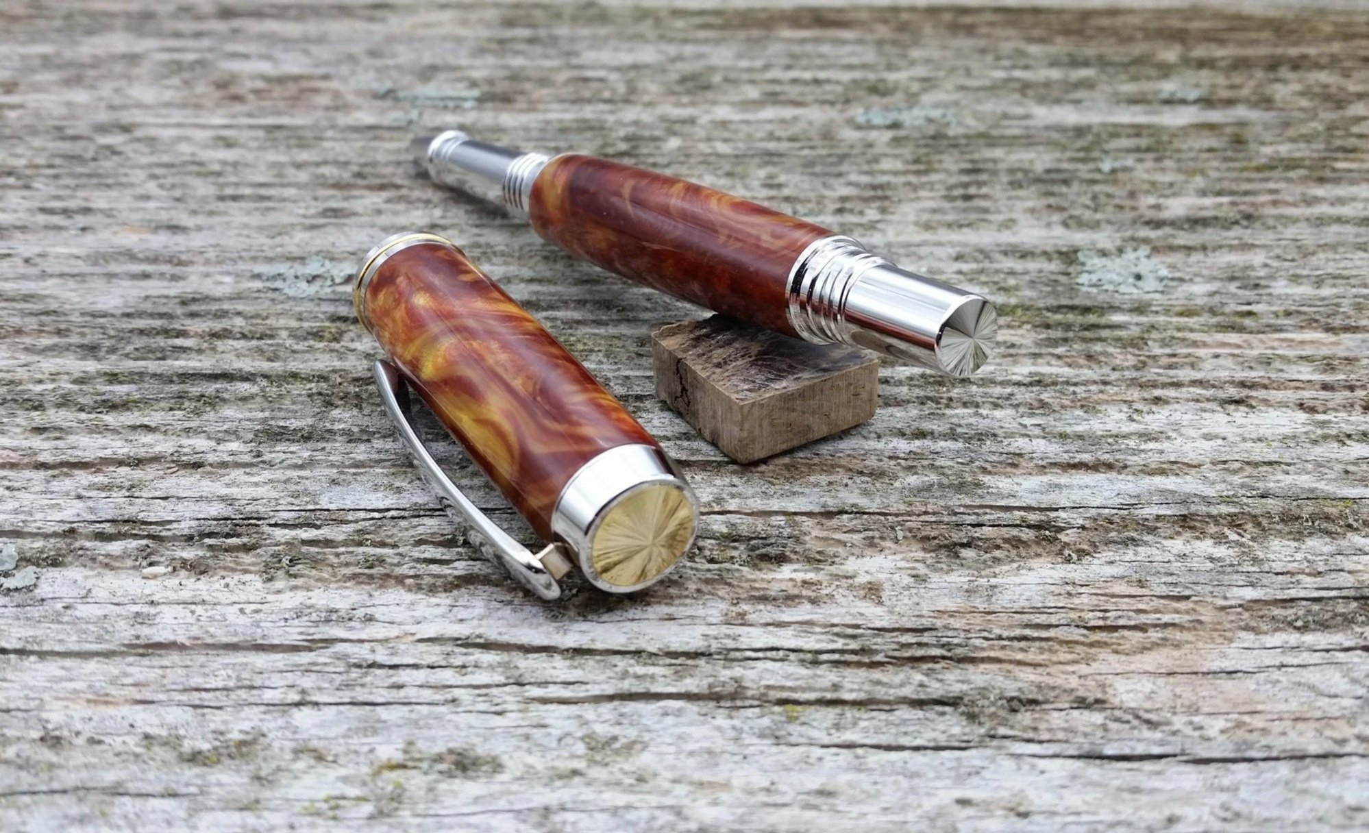 Parus Pen rollerball pen with rhodium and gold hardware and swirled amber resin end view