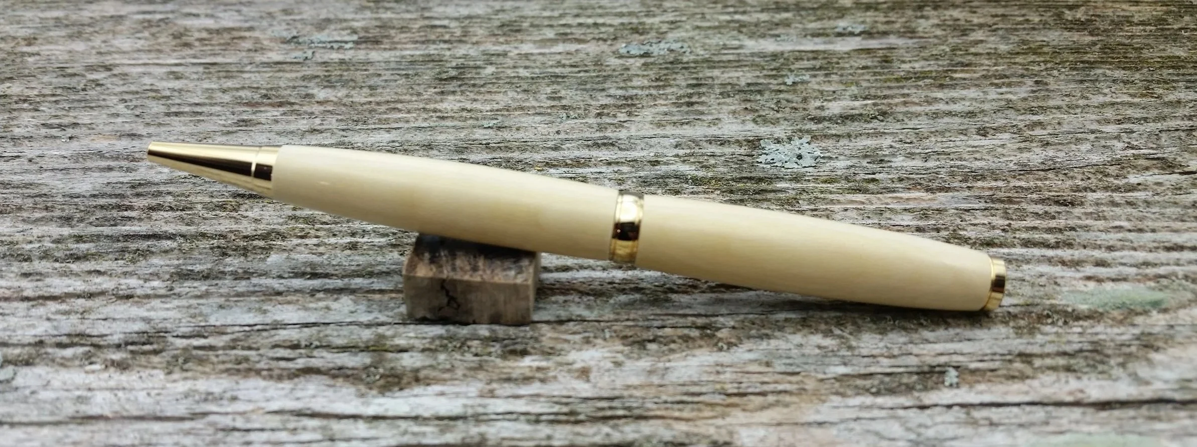 Parus Pen ballpoint twist pen with 10K gold hardware and holly wood rear view