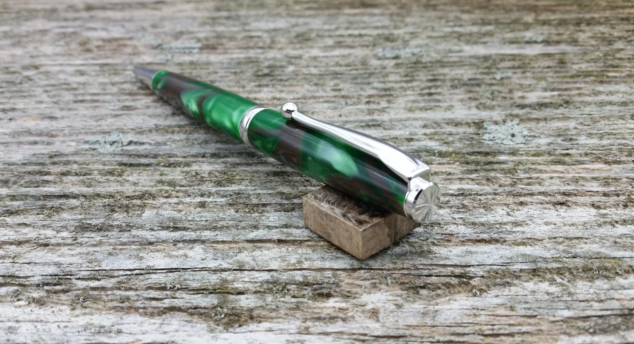 Parus Pen ballpoint twist pen with bright green and dark resin and rhodium hardware end view