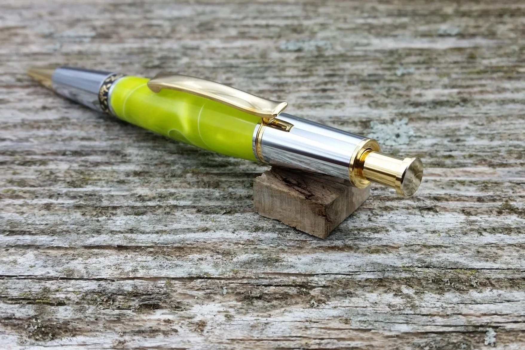 Parus Pen ballpoint click pen with 10K gold, chrome, and pearlescent green resin end view