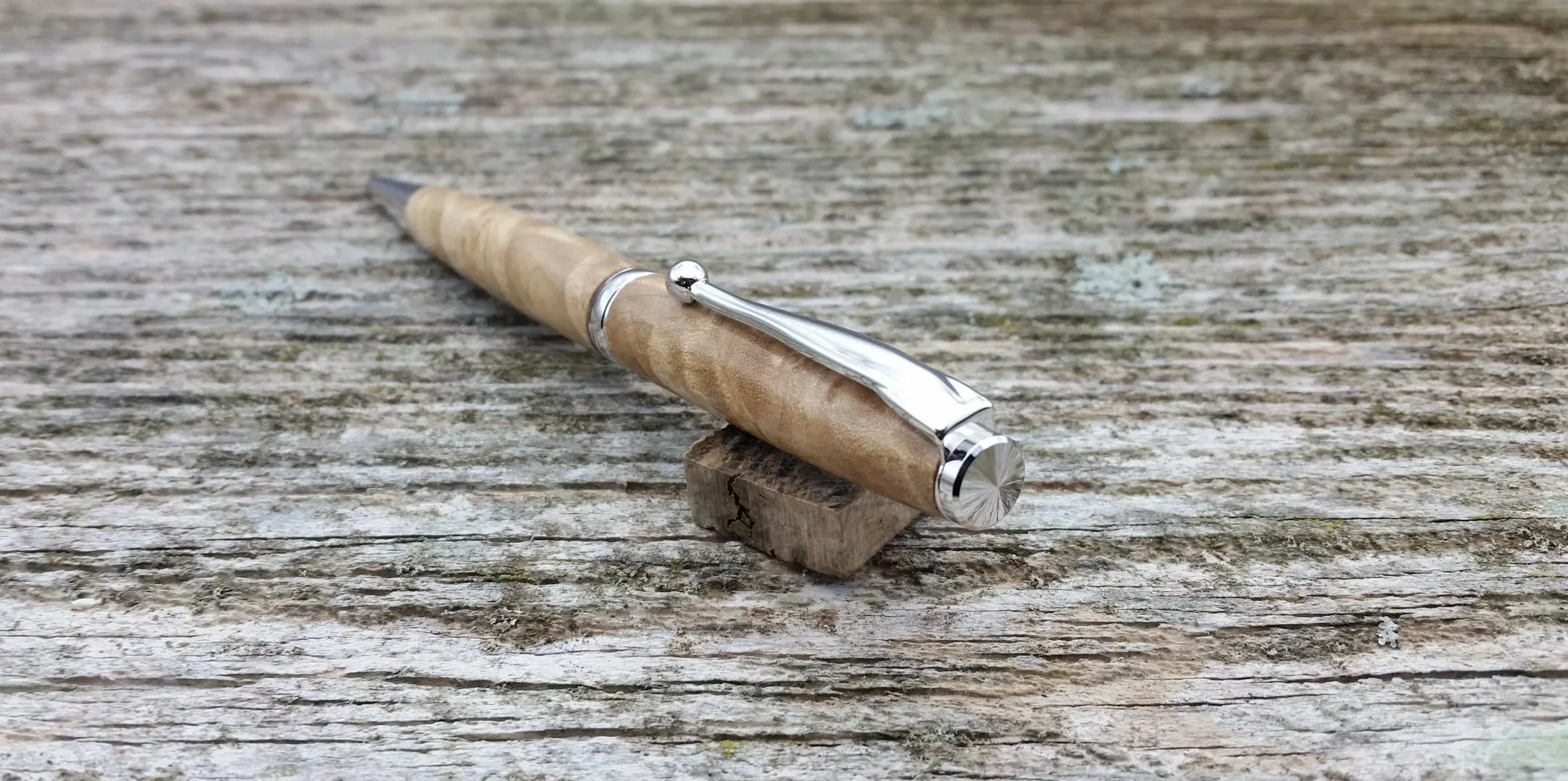 Parus Pen ballpoint twist pen with rhodium hardware and figured maple end view