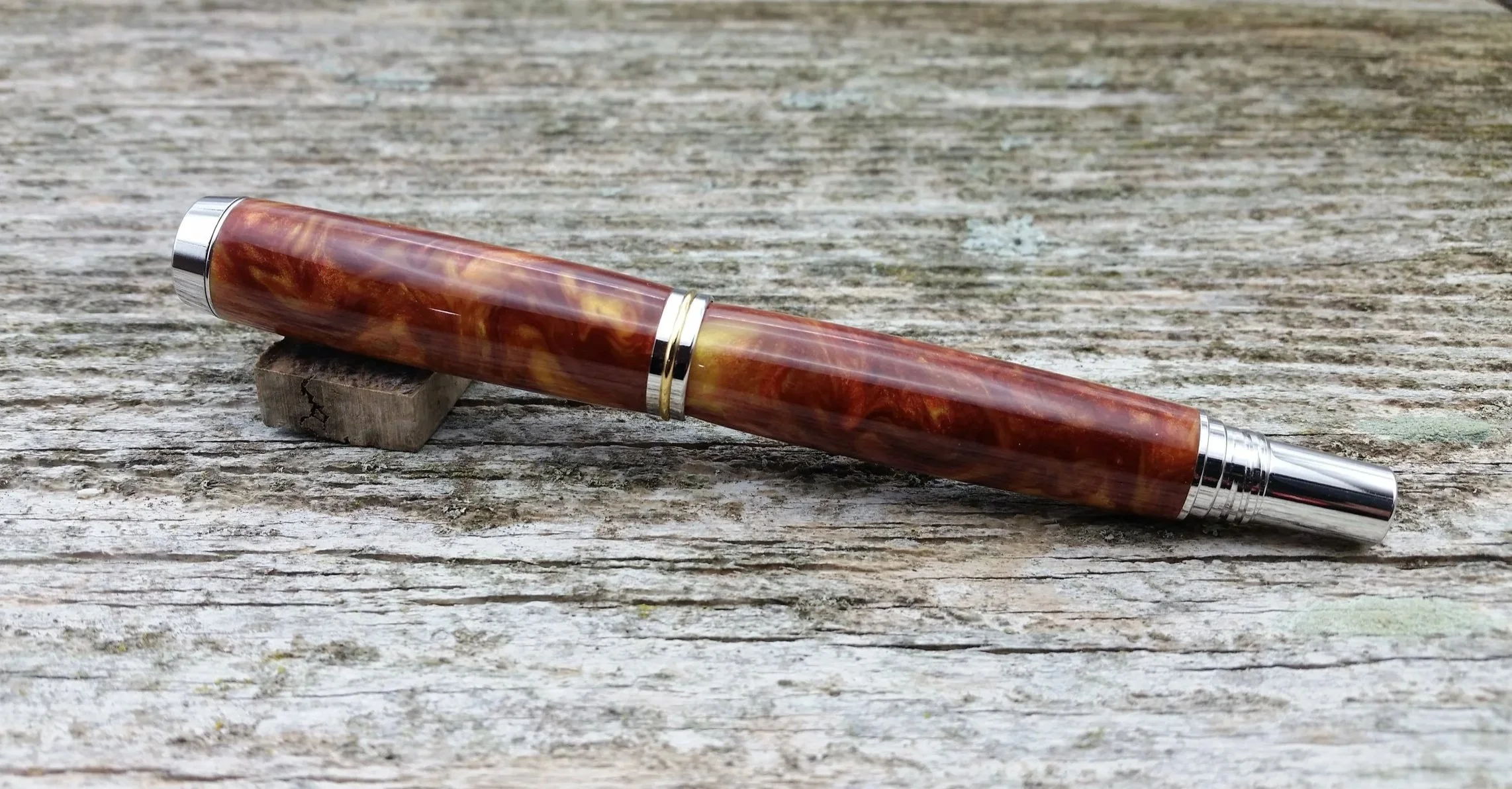 Parus Pen rollerball pen with rhodium and gold hardware with swirled amber resin rear view
