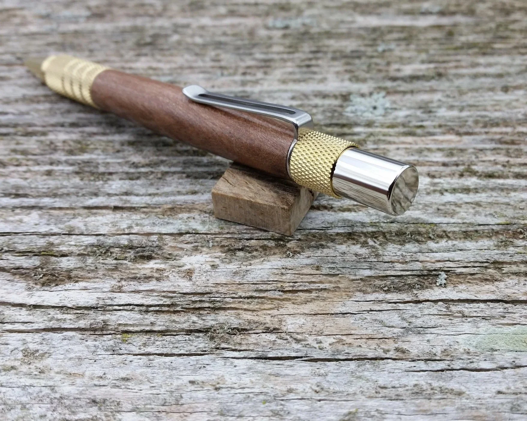 Parus Pen pencil with solid brass hardware and redwood end view