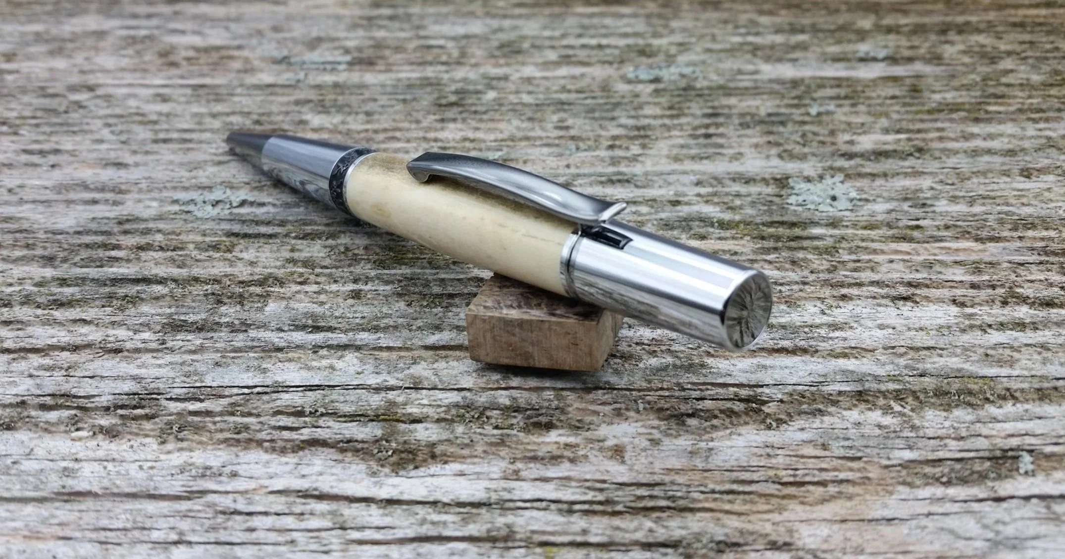Parus Pen ballpoint twist pen with black titanium and chrome hardware and axis deer antler end view