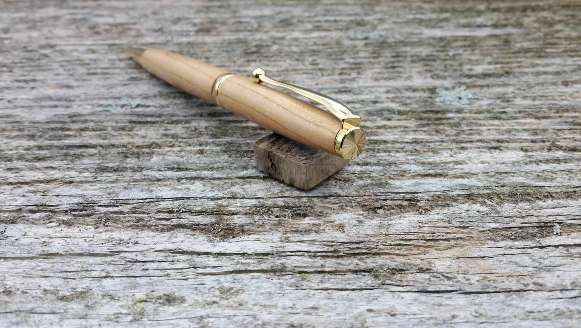 Parus Pen ballpoint twist pen with 10K gold hardware and apricot wood end view