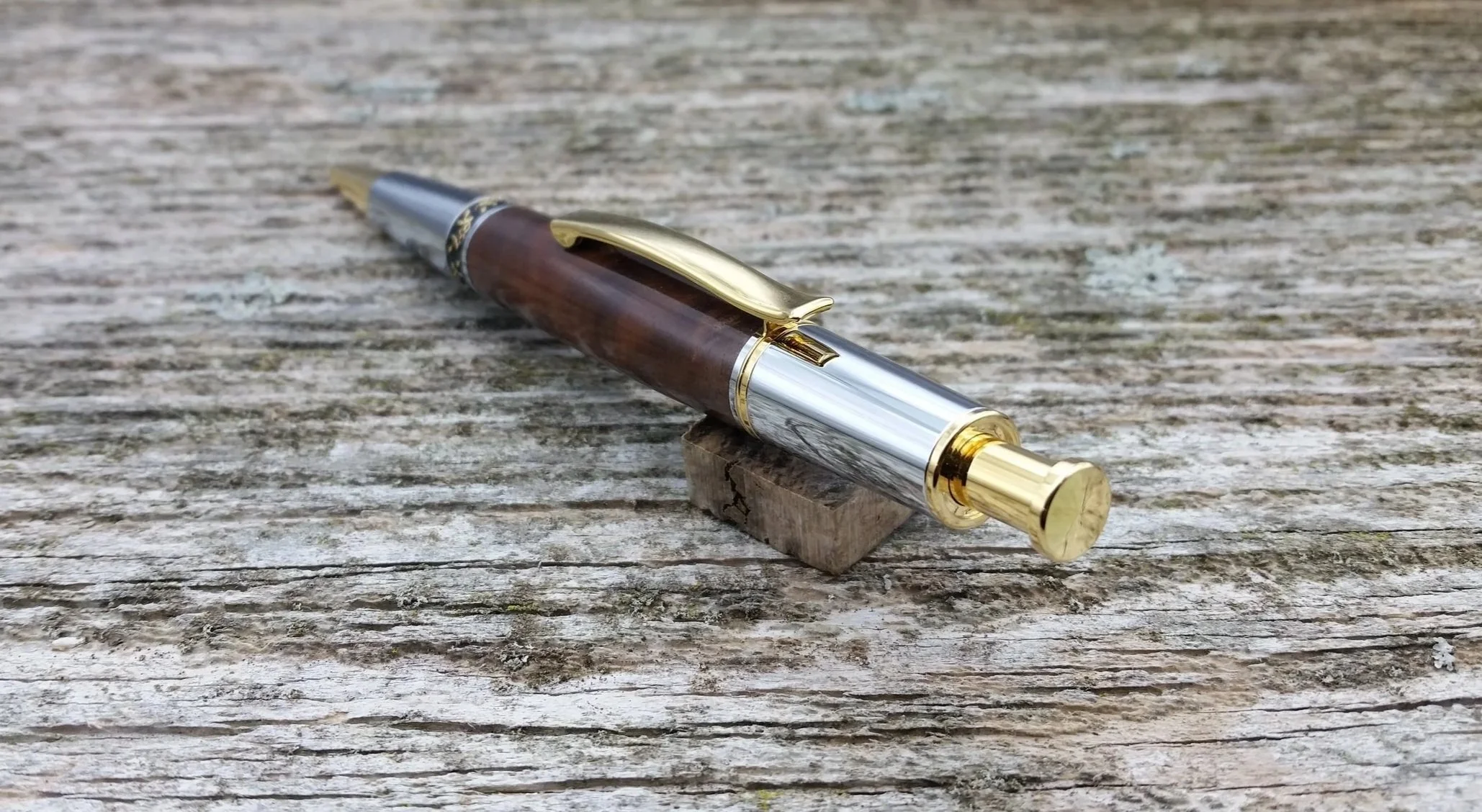 Parus Pen ballpoint click pen with 10K gold and chrome hardware and redwood end view