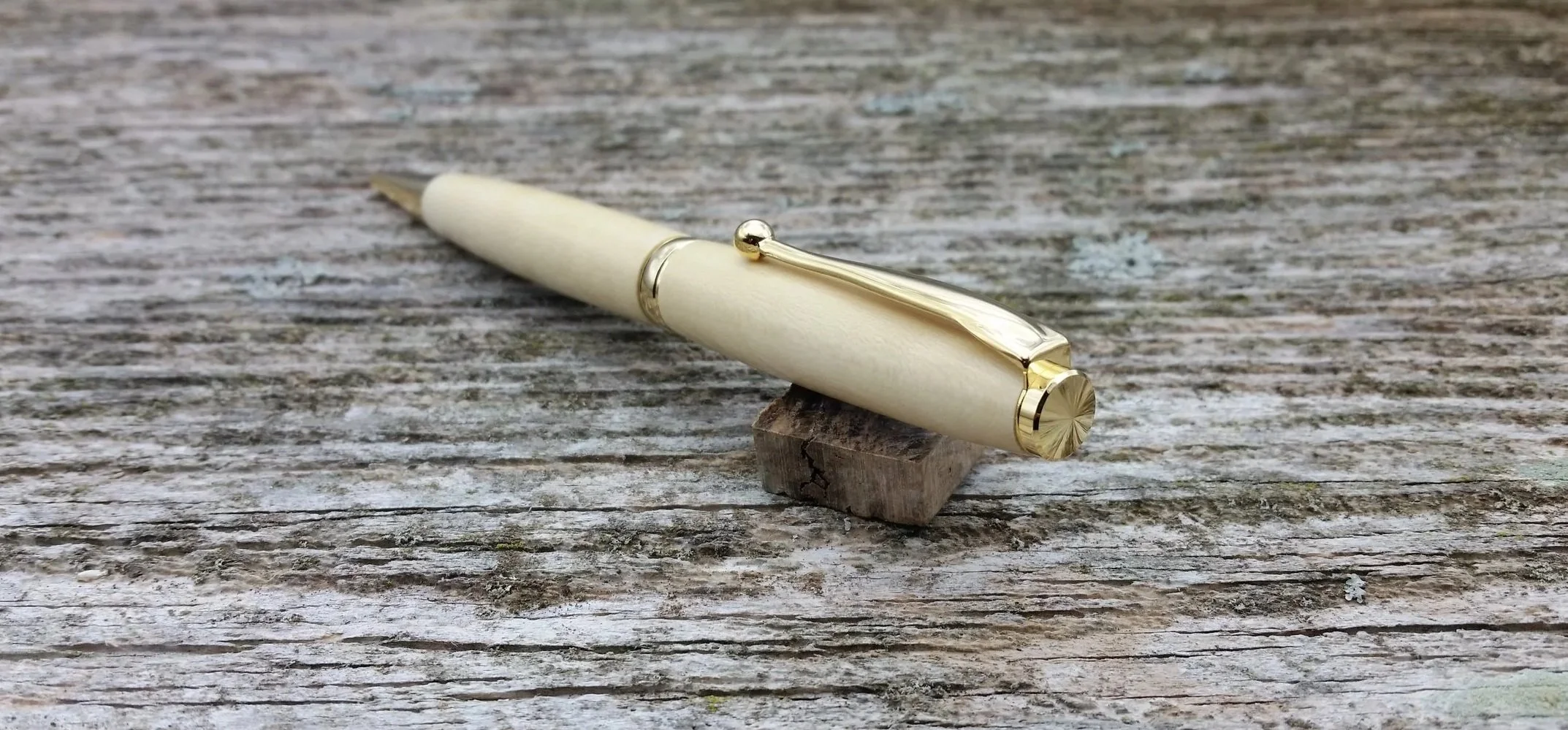Parus Pen ballpoint twist pen with 10K gold hardware and holly wood end view