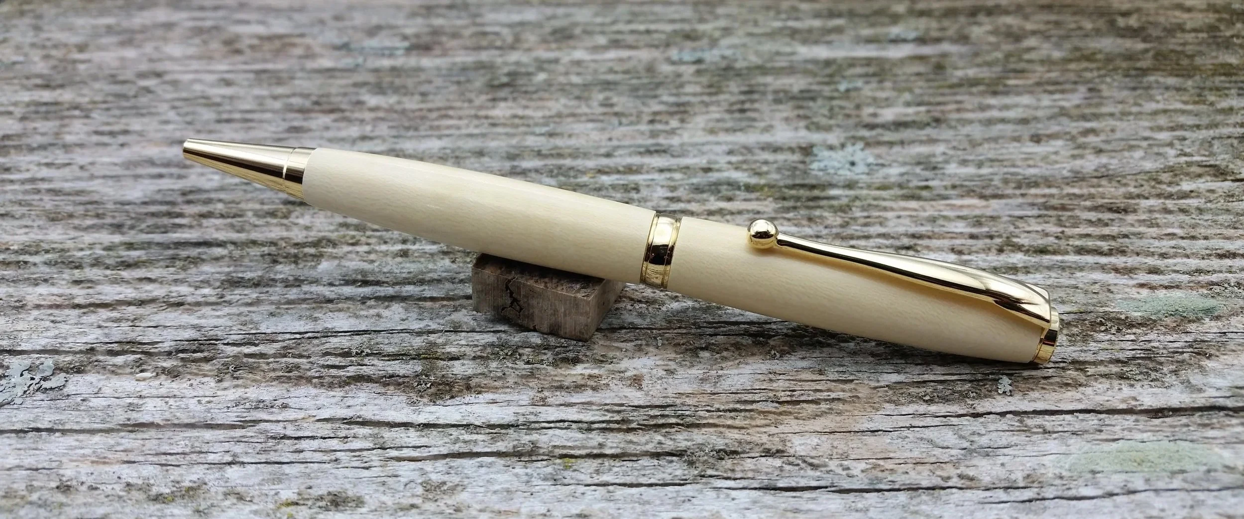 Parus Pen ballpoint twist pen with 10K gold hardware and holly wood clip view