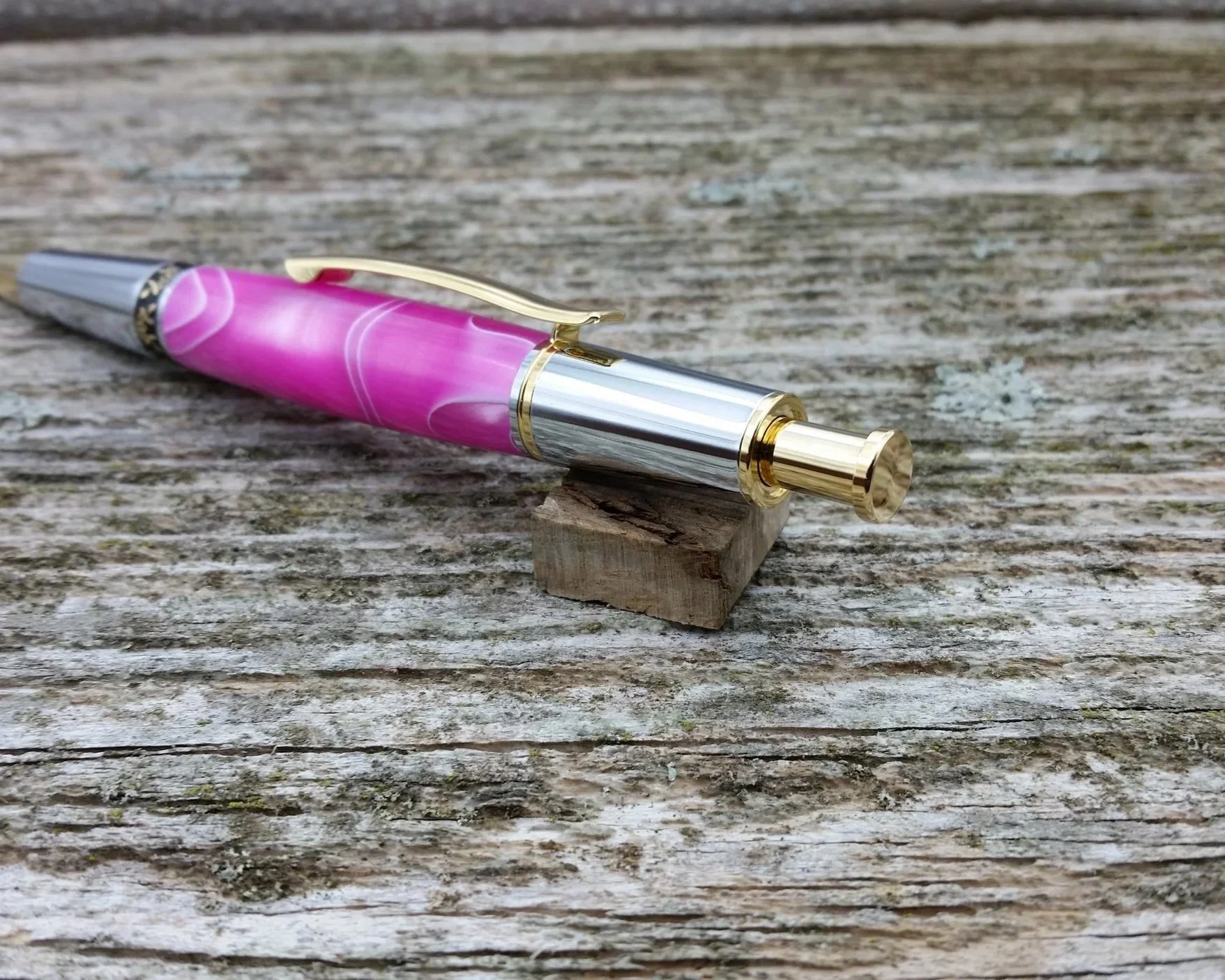Parus Pen ballpoint click pen with 10K gold, chrome, and pearlescent pink resin end view