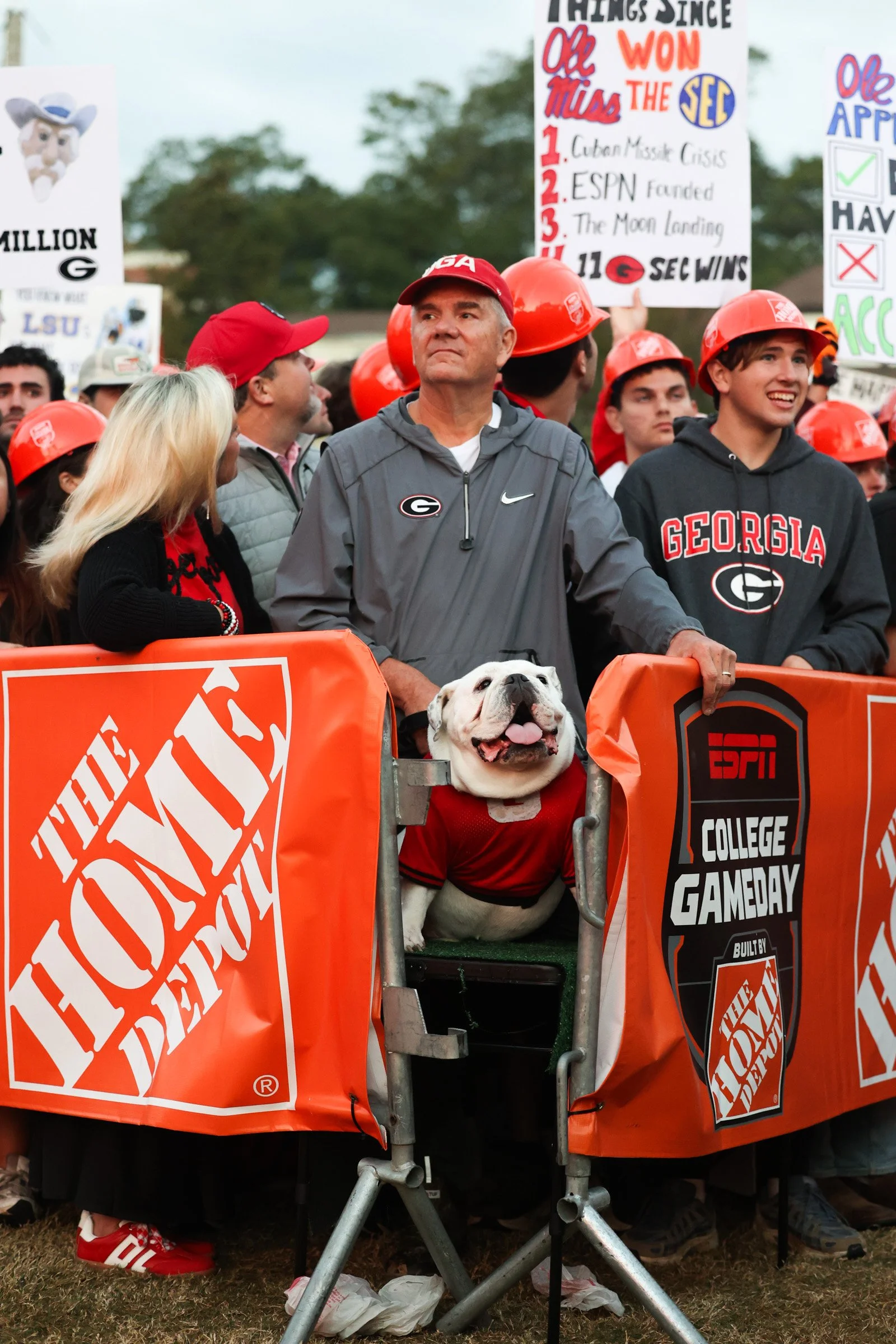 A bulldog and its handler stand next to the barriers during College GameDay at Myers Quad in Athens, Georgia, on Saturday, Oct. 18, 2025. College GameDay visited Athens before the Georgia vs. Ole Miss football game.  (Photo/Kaleb Tatum)