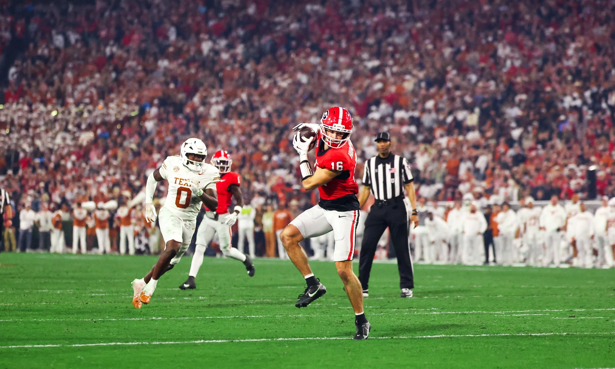 Georgia wide receiver London Humphreys (16) catches the ball for a touchdown during the second half of the football game between Georgia and Texas at Sanford Stadium in Athens, Georgia, on Saturday, Nov. 15, 2025. Georgia won 35-10. (Photo/Kaleb Tatu