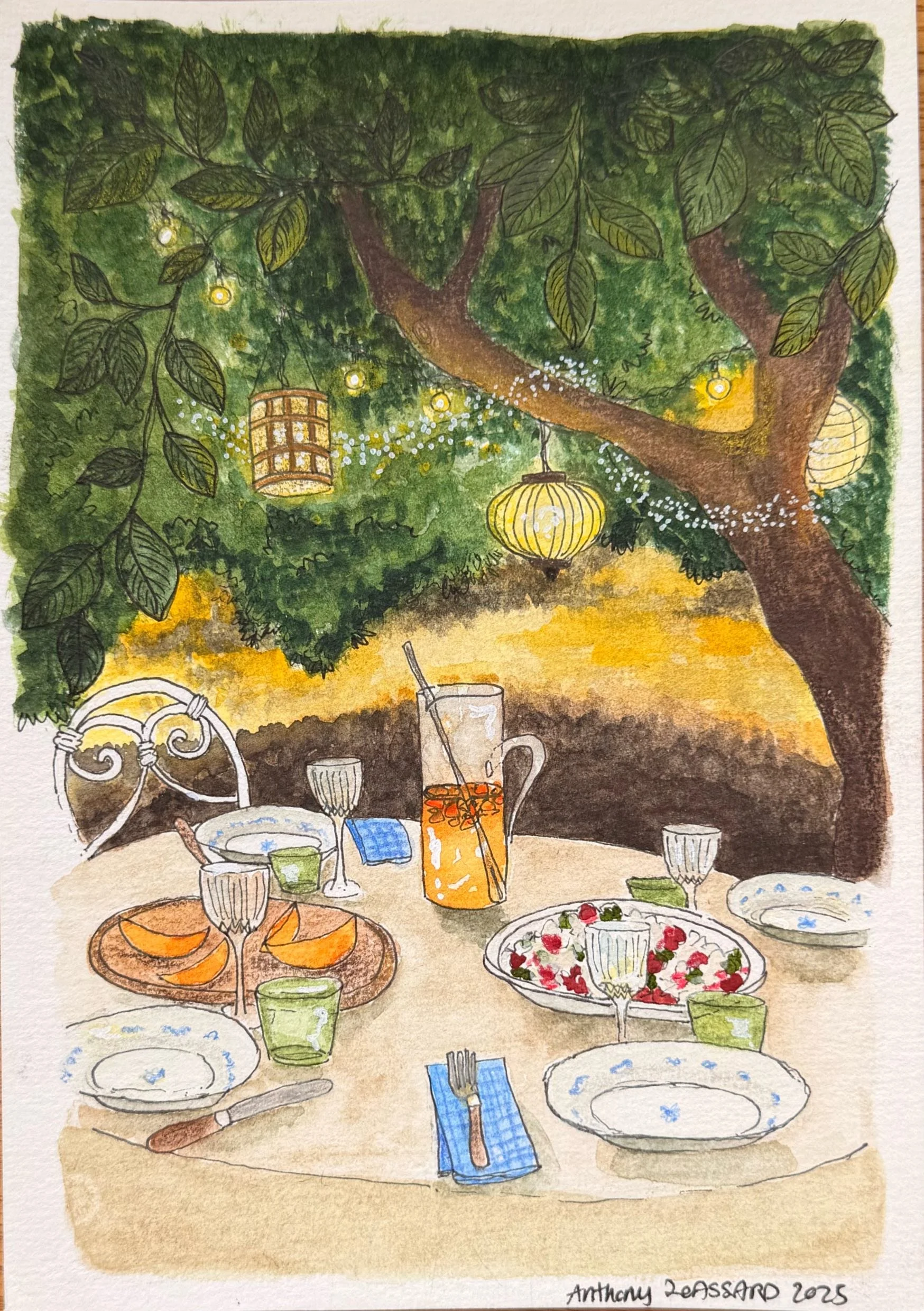 Une scène de repas en extérieur sous un arbre, avec un menu de table comprenant des assiettes de fruits, des verres, des nappes en tissu à carreaux, et un décor chaleureux avec des lanternes suspendues. Des plats de fruits et autres mets sont disposés sur la table.