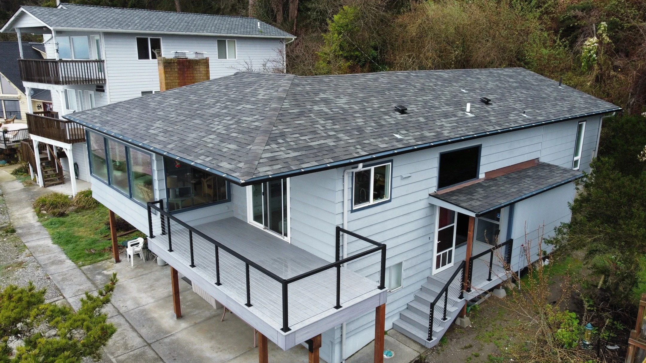 Transforming outdoor spaces one deck and railing at a time! Ready to enjoy those summer evenings? ☀️ @timberworks_pnw #camanoislandliving #deckandrailing #trexdecking