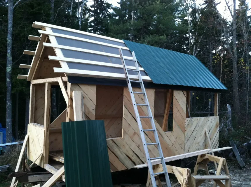 tiny-house-construction.webp