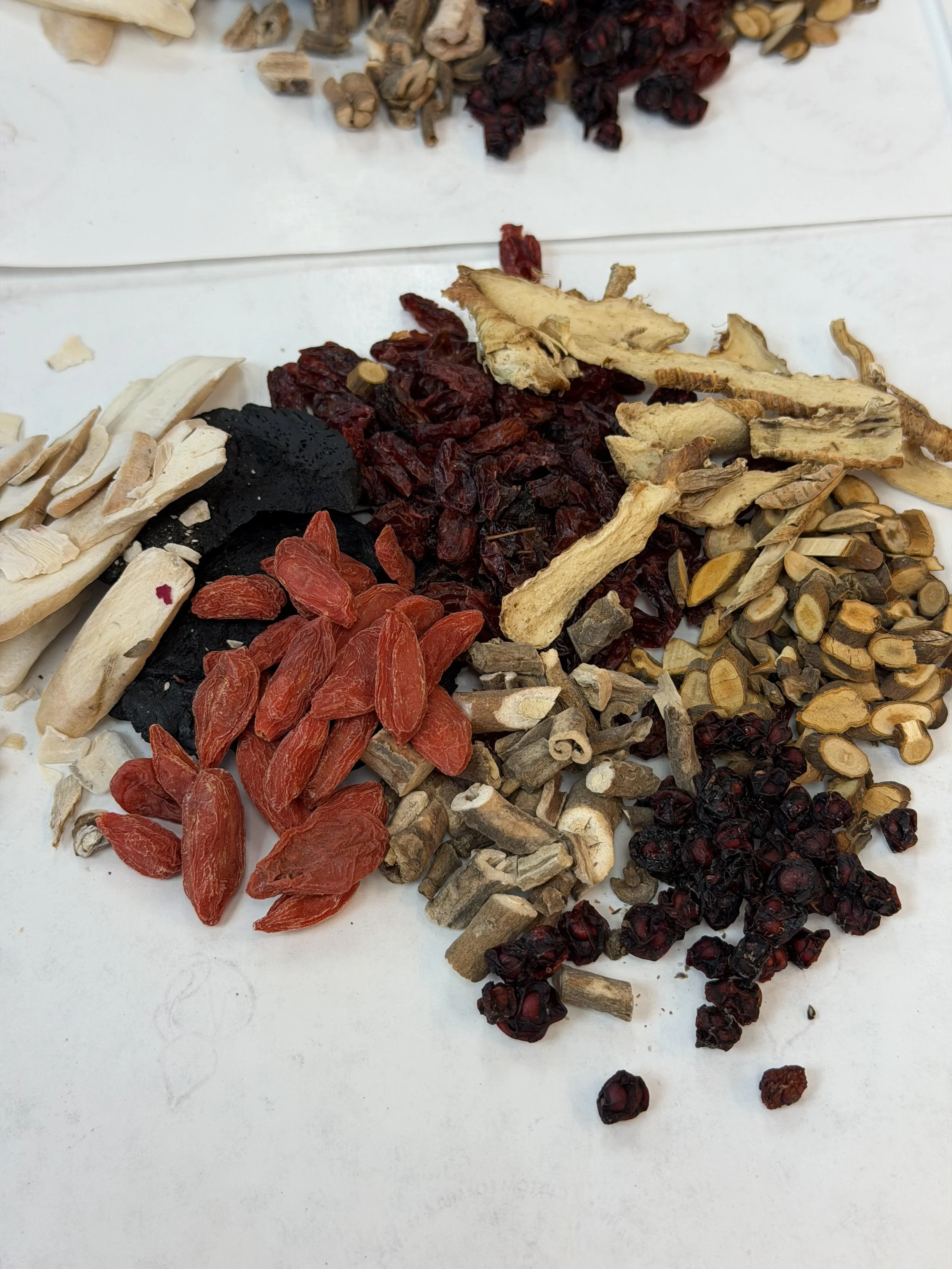 Traditional Chinese herbal formula prepared for psoriasis support, featuring a blend of dried medicinal herbs commonly used in TCM to help reduce inflammation, calm redness and scaling, and support healthy skin function.