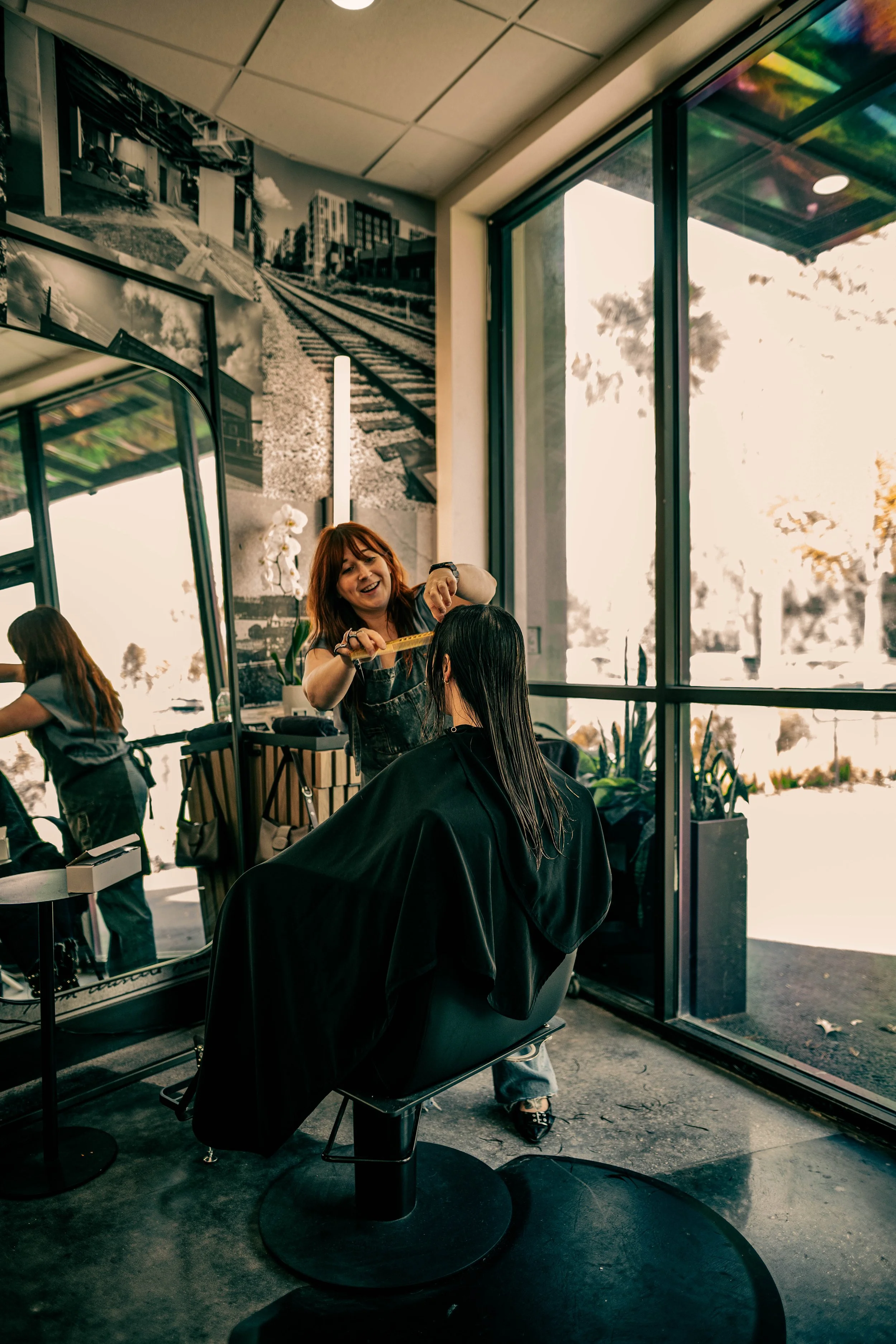 An expert stylist performing a precision haircut at Très Ivanhoe Salon in Orlando, demonstrating our transformative hair artistry techniques.