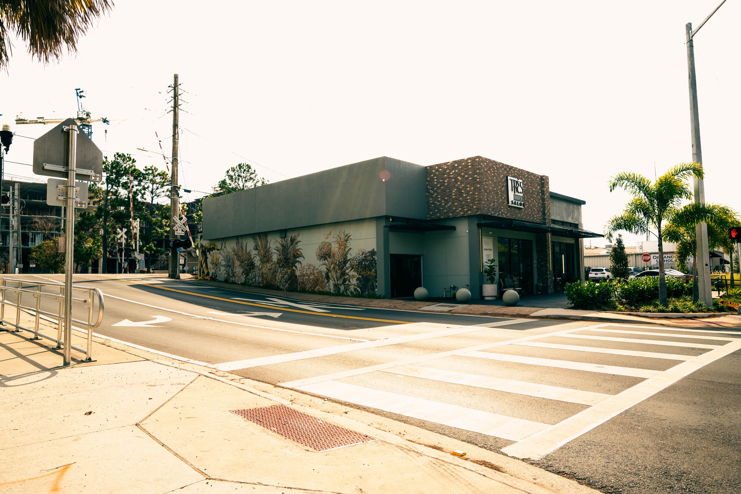 The exterior of Très Ivanhoe Salon in Orlando, the ultimate one-stop destination for a girls' spa day or personal escape, offering integrated hair, nails, and head spa services.