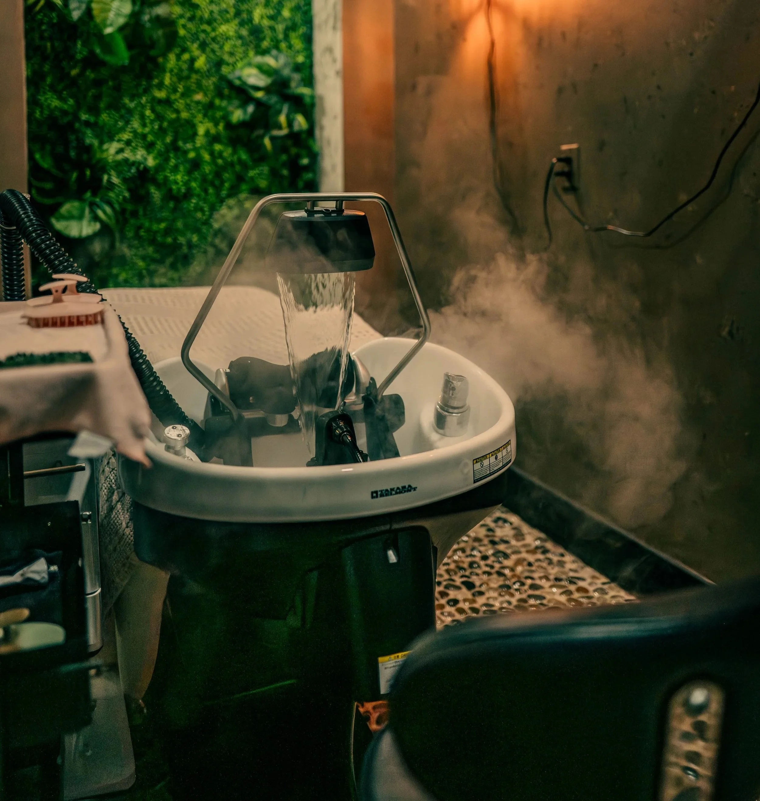 A specialized Head Spa basin featuring a water halo and steam therapy for deep scalp detoxification at Très Ivanhoe Salon in Orlando.