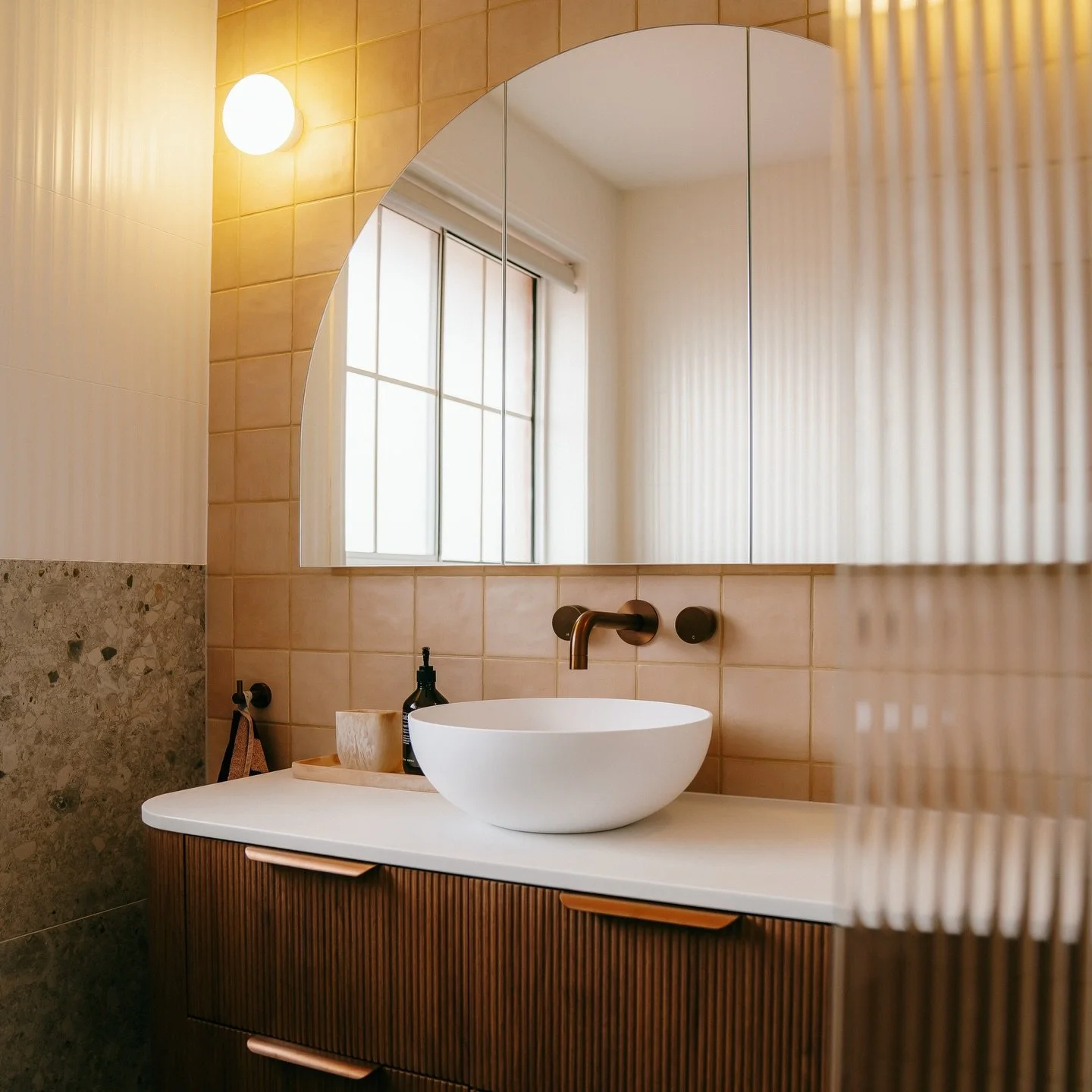 Clean, calm, and easy to live with. Nothing fussy, nothing overdone &mdash; tiles, textures, spaced evenly with your space feeling warm and comfortable. 

#bathroominspo #renovationlife #maplecontracting #modernhome #australianhomes