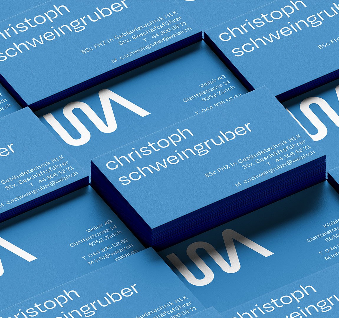 WALAIR Brand Design - Mehrere blaue Visitenkarten mit weißem Text, auf denen der Name 'christoph schweingrubber' sowie Berufs- und Kontaktdaten zu sehen sind.