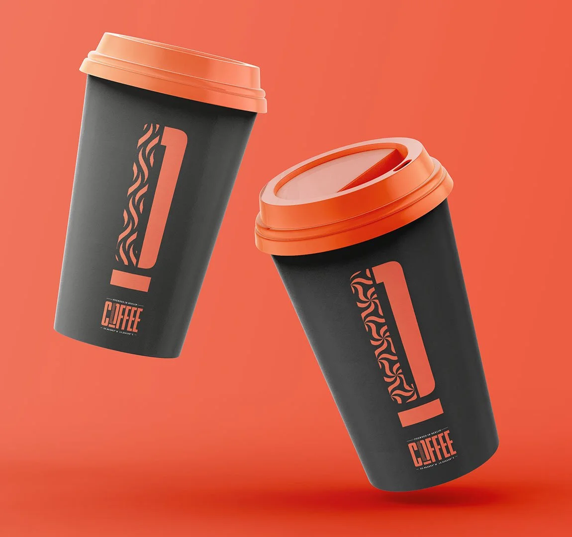 Zwei schwarze Kaffee to-go Becher mit orangefarbenen Deckeln und einem schwarzen Design mit orangefarbenen Elementen gegen einen orangefarbenen Hintergrund.