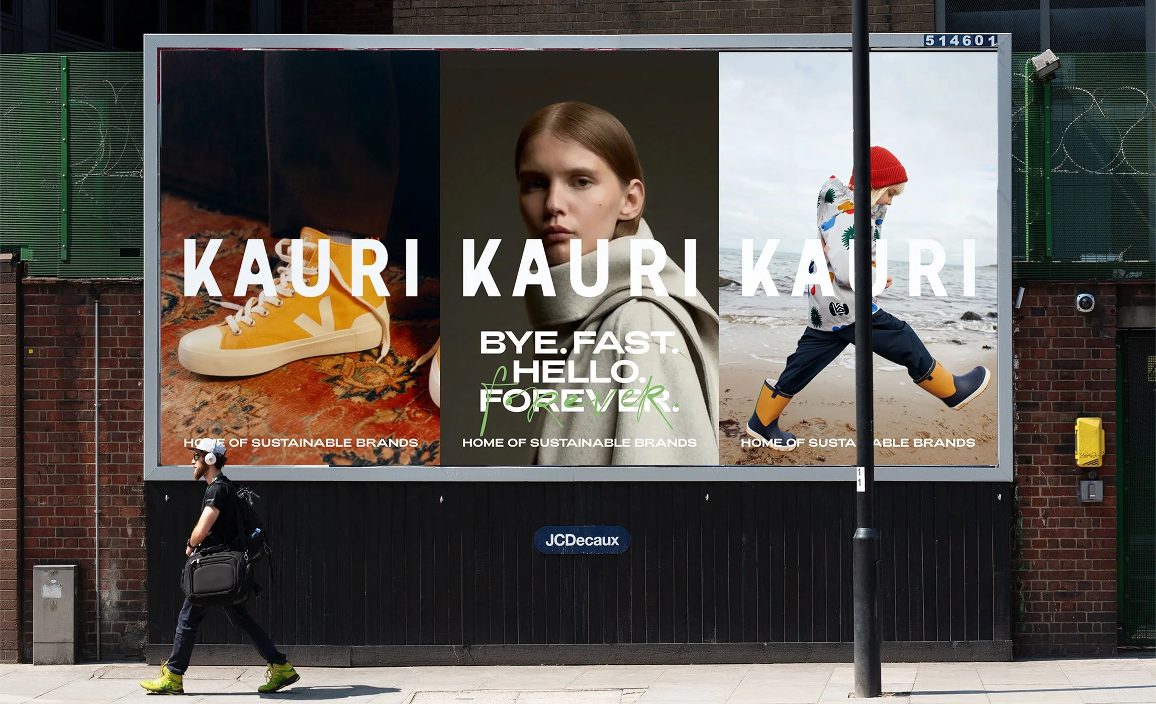 Kauri, Großes Werbeplakat für nachhaltige Marken mit drei Bildern. Text: 'BYE.FAST. HELLO. FOREVER' und 'HOME OF SUSTAINABLE BRANDS'.