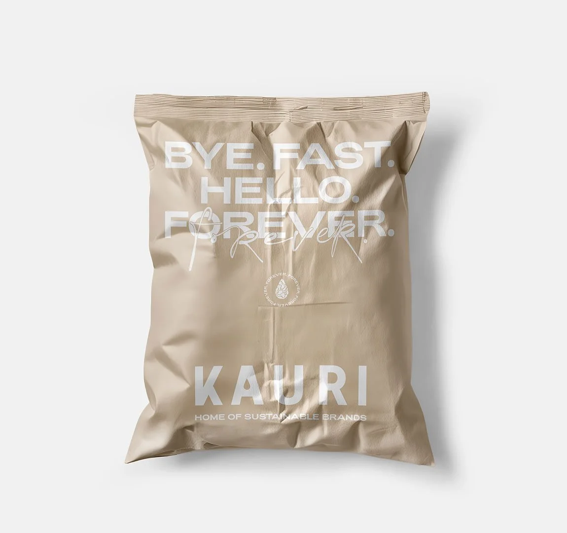 Ein beigefarbener Beutel mit weißen Texten, der die Worte 'BYE. FAST. HELLO. FOREVER.' und 'KAURI' trägt, sowie einen kleinen Kreis mit dem Text 'FOR EVER' und einem Logo in der Mitte.