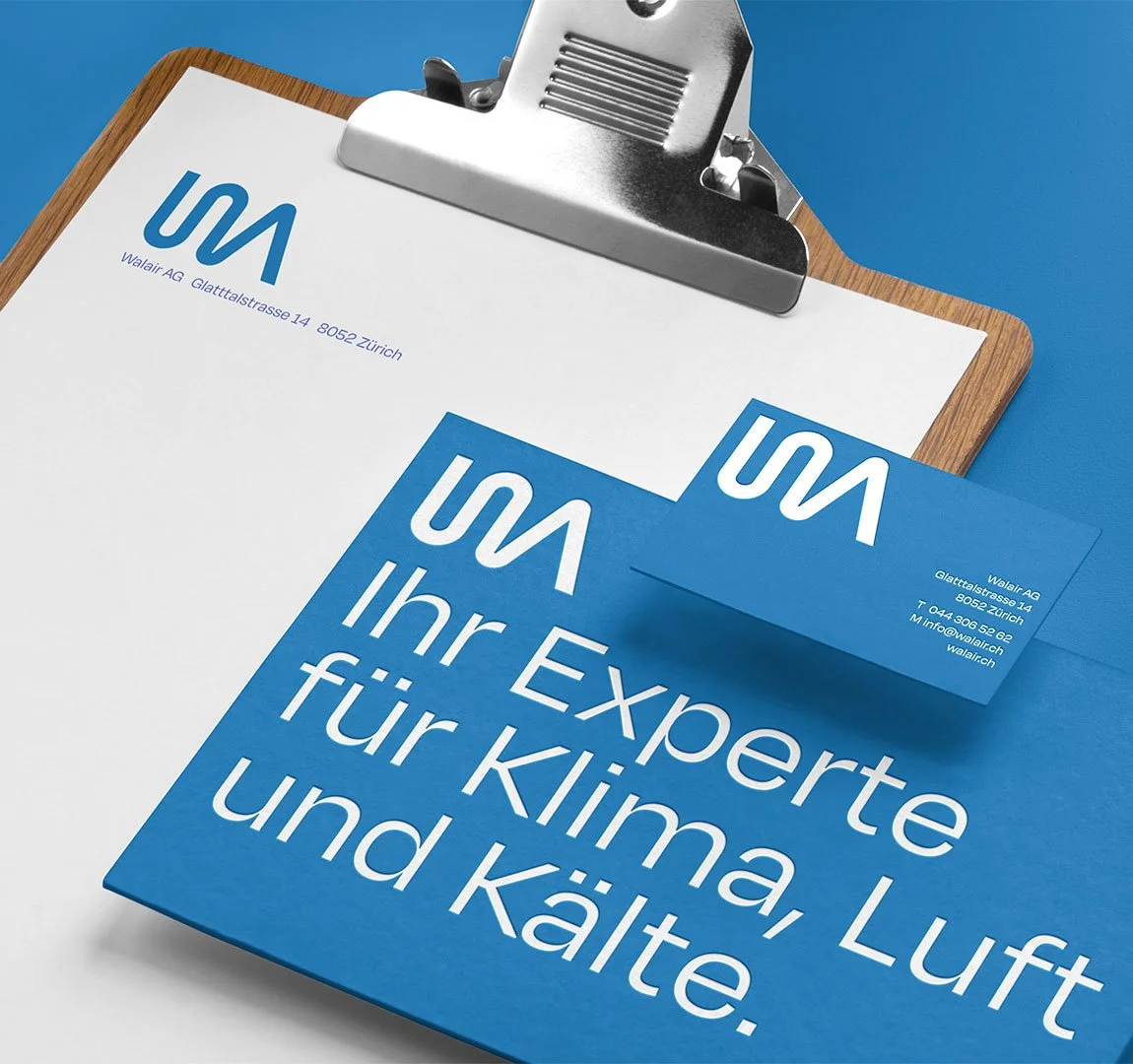WALAIR Brand Design - Visitenkarte und Briefpapier mit dem Logo und Kontaktinformationen einer Firma namens Walair AG, die sich auf Klima, Luft, Kälte spezialisiert hat, auf einer blauen Oberfläche.