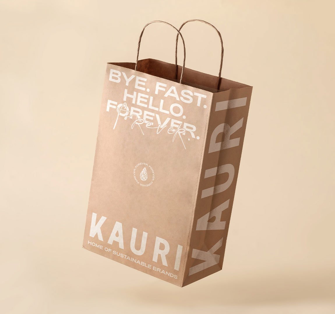 Papiertüte mit den Texten: Bye. Fast. Hello. Forever. Kauri. Home of Sustainable Brands.