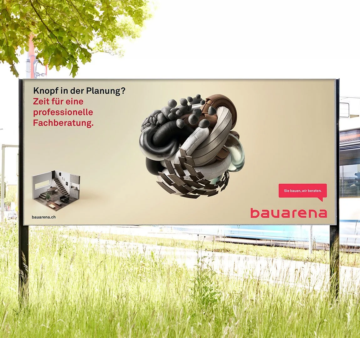 Bauarena, Werbebanner für bauerena, zeigt eine abstrakte, komplexe Skulptur aus verschiedenen Materialien und Formen, mit Texten in Deutsch, auf einem Feld neben einer Straße.