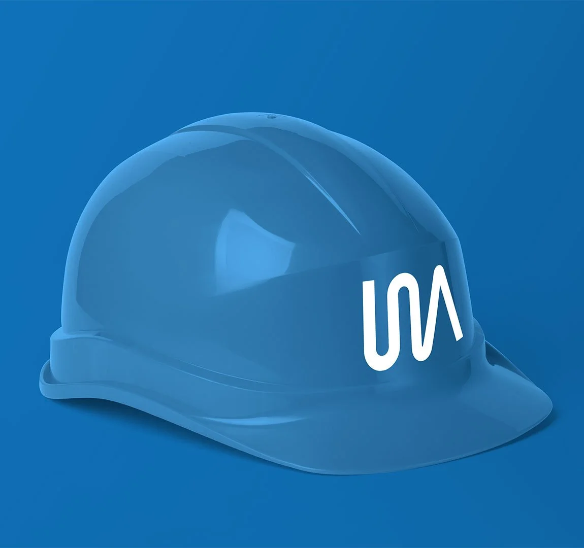 WALAIR Brand Design - Ein blauer Bauhelm mit transparentem Gesichtsschutz und einem weißen Logo auf der Seite, vor einem blauen Hintergrund.