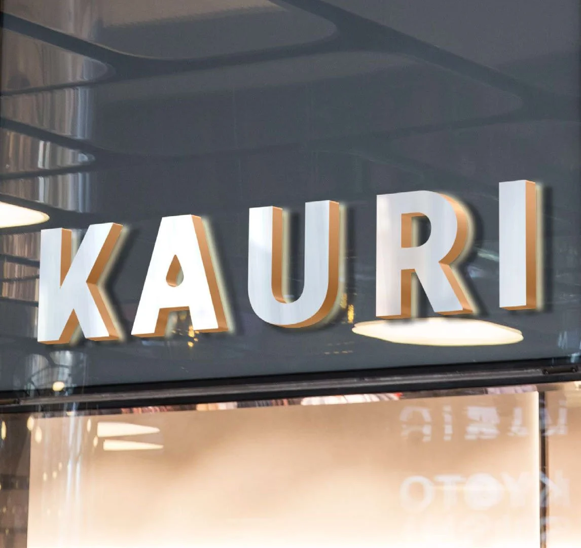 KAURI Stores, Logo an Fassade