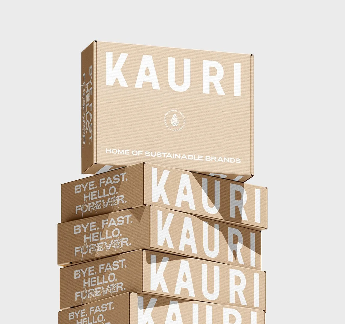 Kauri Stores, Pappkartons, Versandboxen gestapelt mit weißen Texten, die Markenname »KAURI« und Slogans wie »BYE. FAST. HELLO.« und »HOME OF SUSTAINABLE BRANDS« anzeigen.