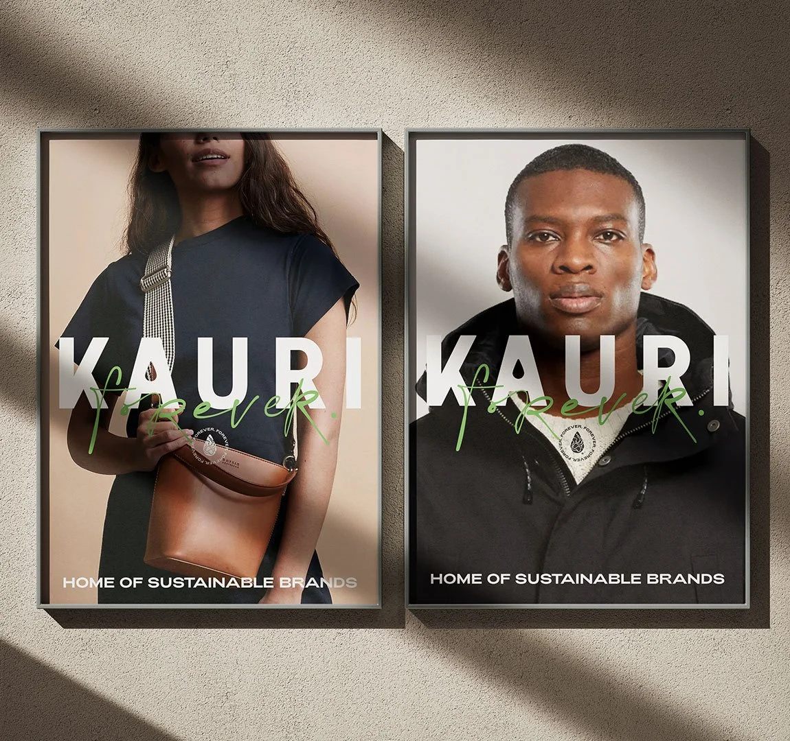 Zwei Plakate an einer Wand, eines mit einer Frau, das andere mit einem Mann, beide tragen Kleidung und Accessoires, die nachhaltig gestaltet sind. Text auf beiden Plakaten: "KAURI forever" und "HOME OF SUSTAINABLE BRANDS".