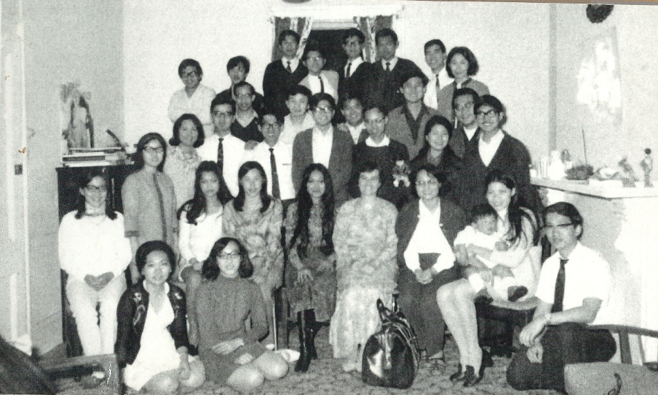 25 people posing for a photo