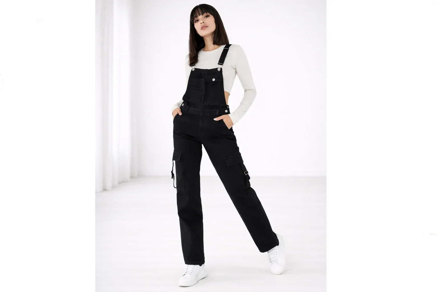 salopette femme tissu noir, coupe cargo.webp