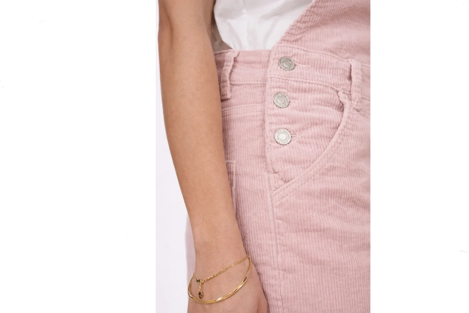 novelle salopette femme blonde en velours rose.webp