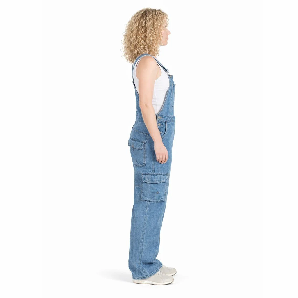 salopette cargo coupe large et baggy pour femme de profil.jpg